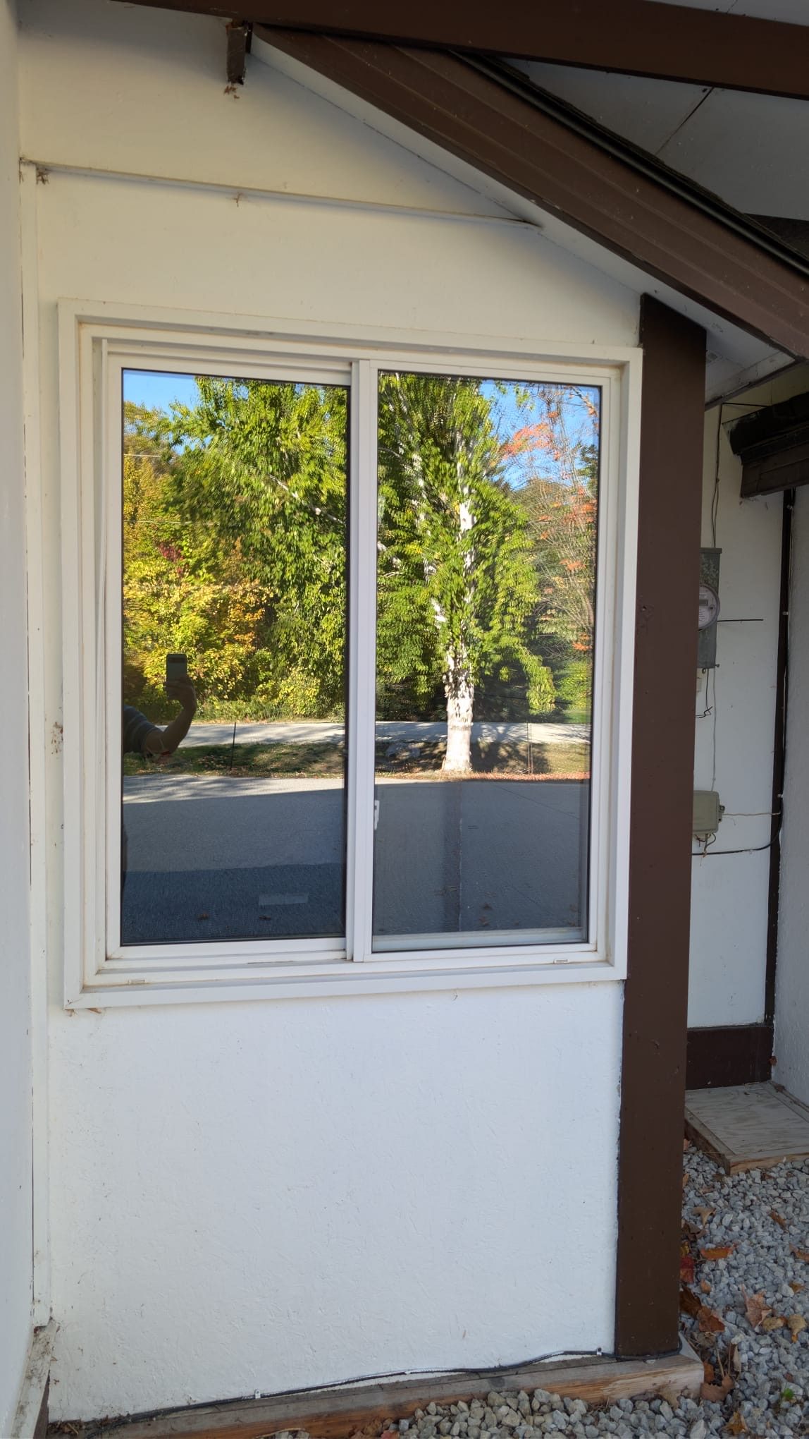 Ontario Window Cleaning crew cleaning windows at a Barrie home — streak-free, purified-water system.