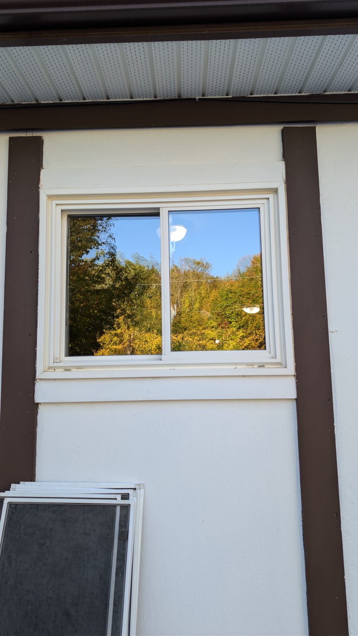 Ontario Window Cleaning crew cleaning windows at a Mississauga home — streak-free, purified-water system.