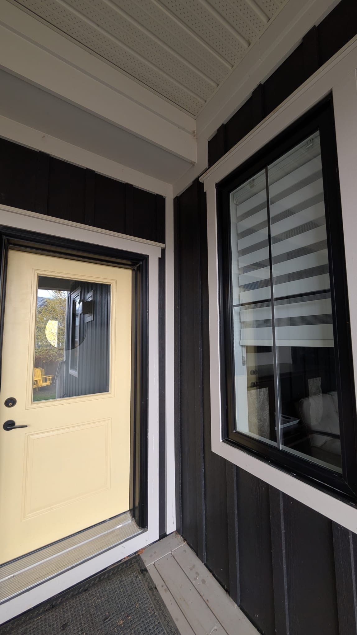 Ontario Window Cleaning crew cleaning windows at a Oakville home — streak-free, purified-water system.