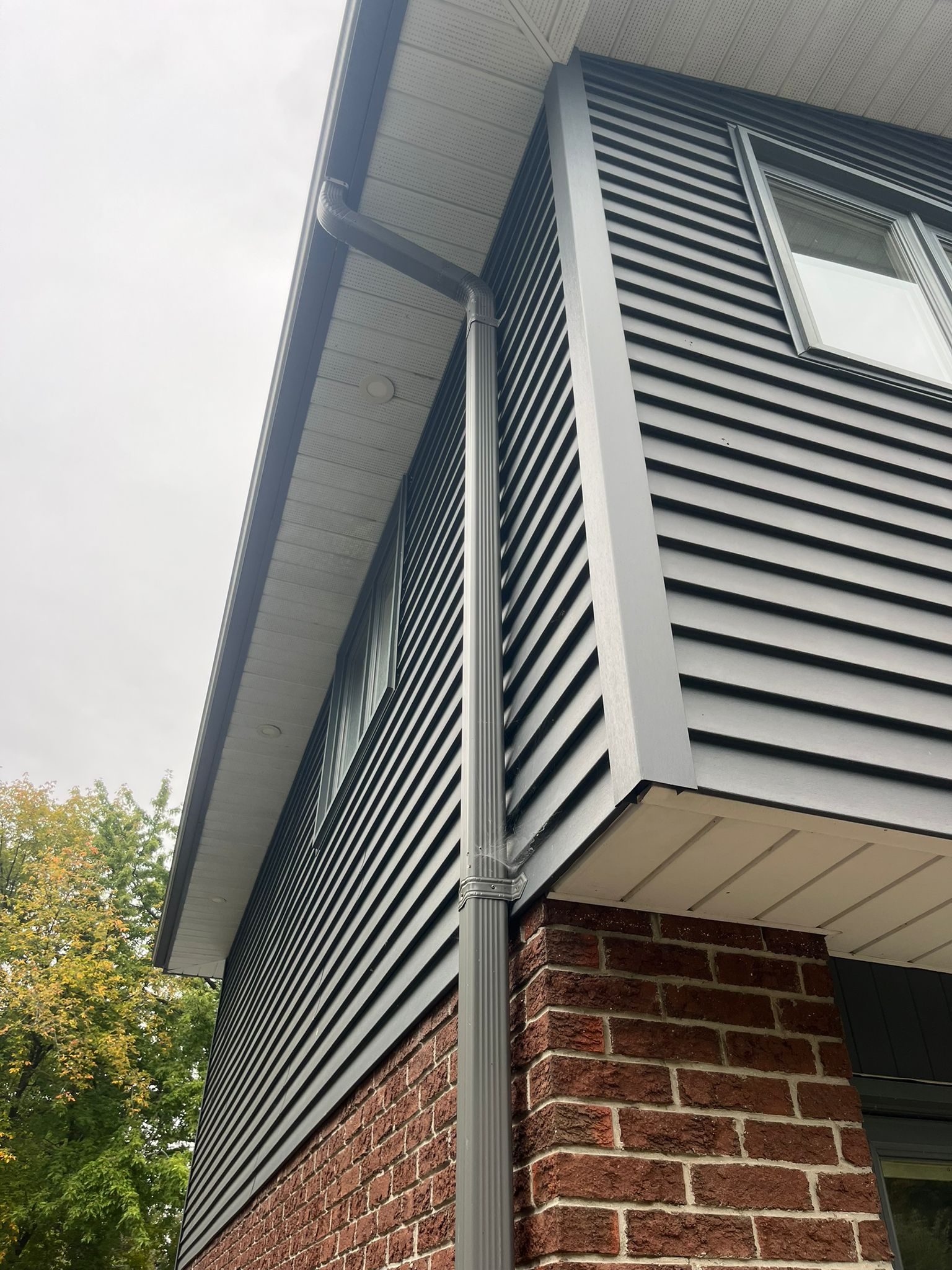 Ontario Window Cleaning crew cleaning windows at a Barrie home — streak-free, purified-water system.