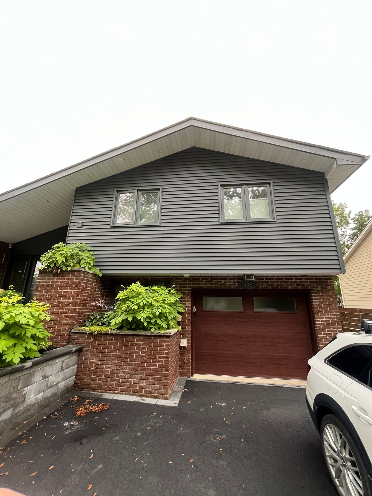 Ontario Window Cleaning crew cleaning windows at a North York home — streak-free, purified-water system.