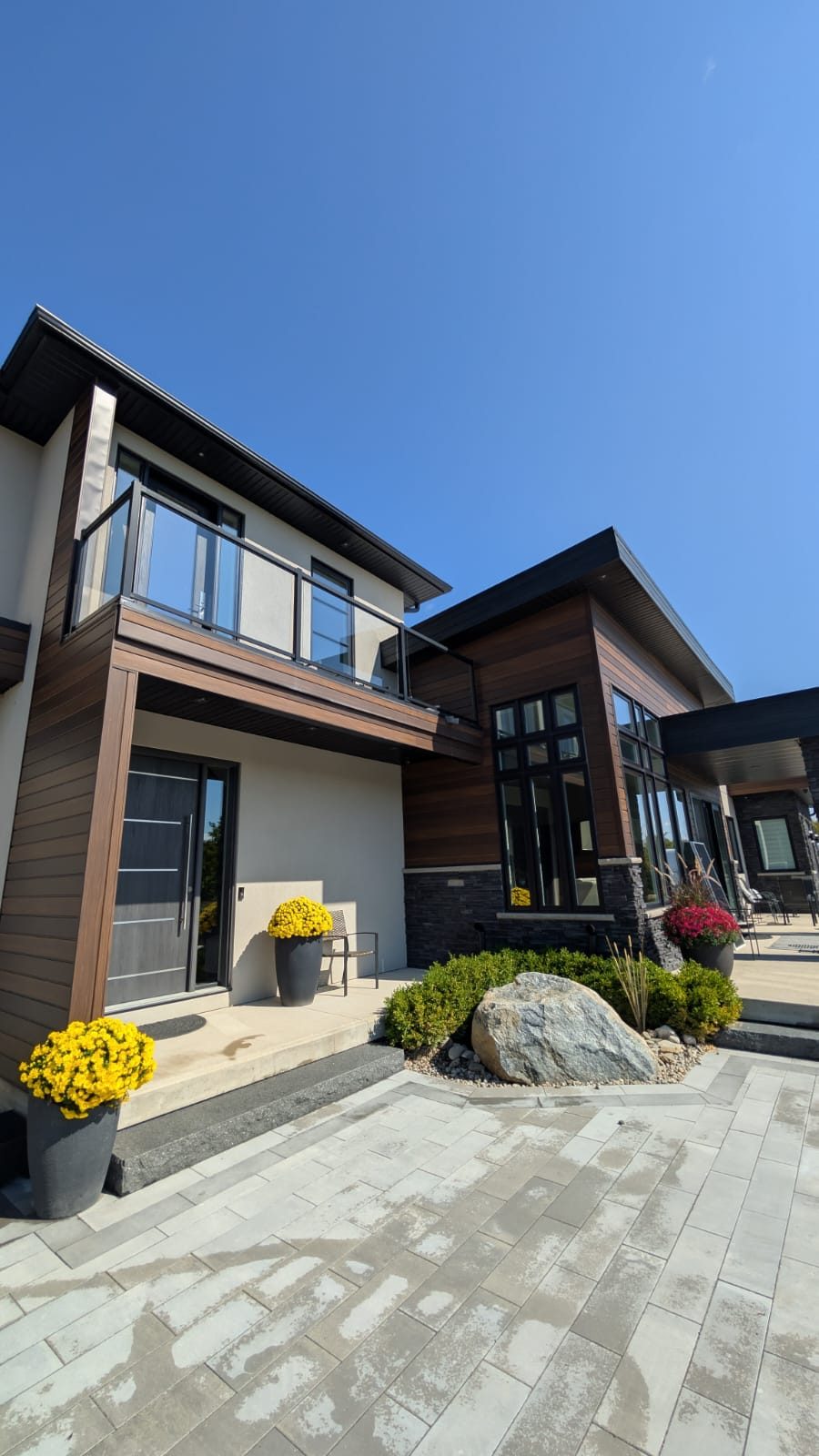 Ontario Window Cleaning crew cleaning windows at a Oakville home — streak-free, purified-water system.