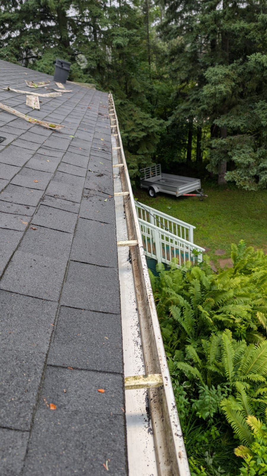 Ontario Window Cleaning crew cleaning windows at a Oro-Medonte home — streak-free, purified-water system.