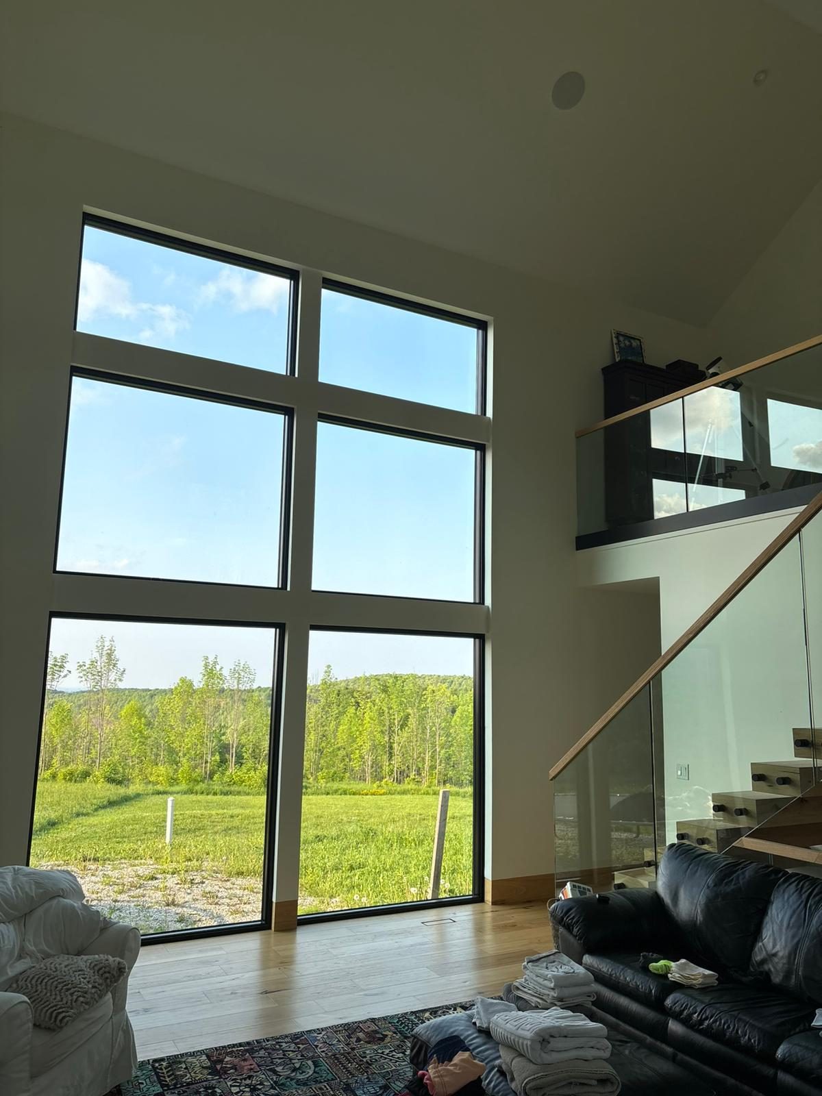 Ontario Window Cleaning crew cleaning windows at a Oro-Medonte home — streak-free, purified-water system.