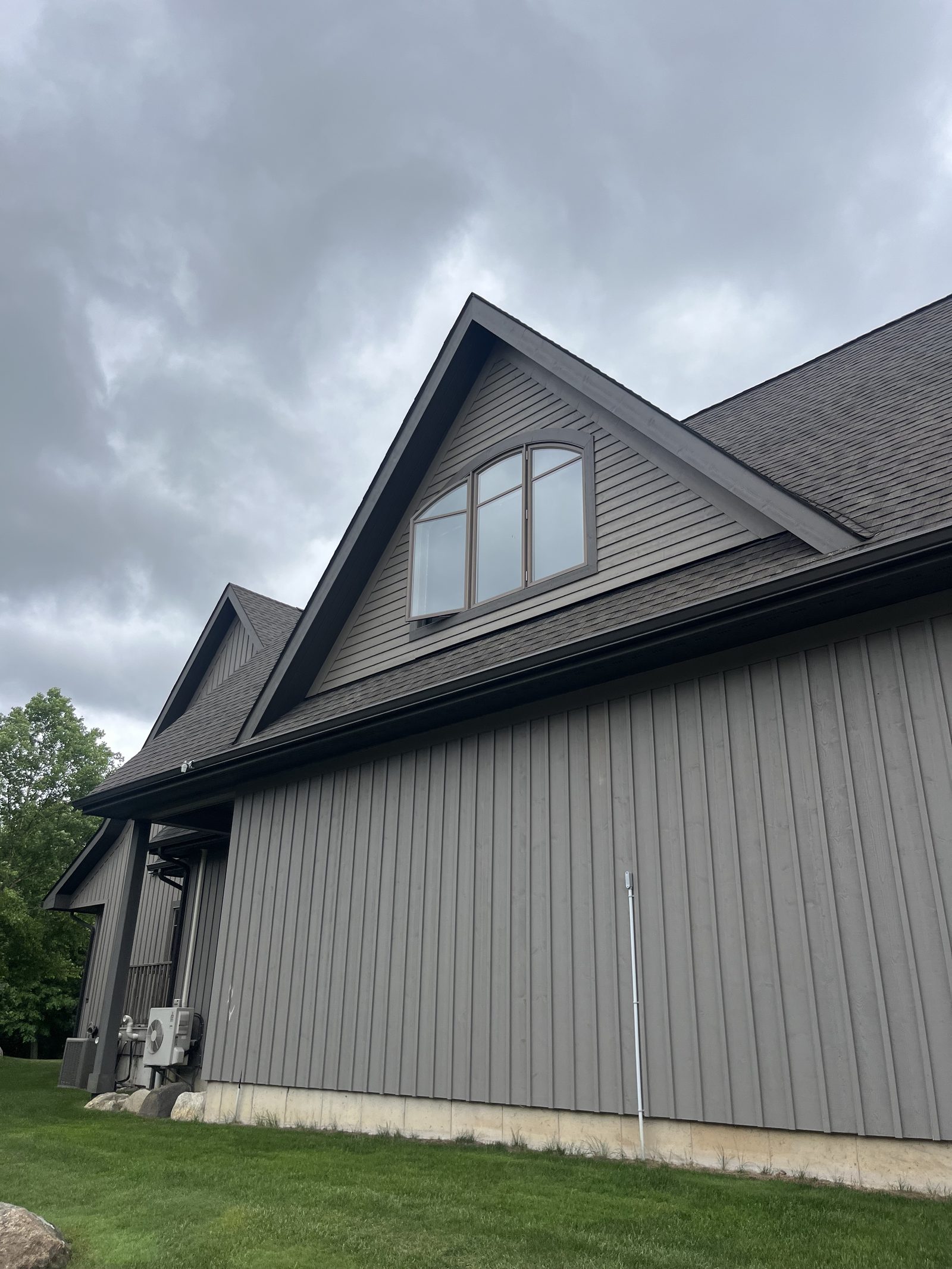 Ontario Window Cleaning crew cleaning windows at a Bracebridge home — streak-free, purified-water system.
