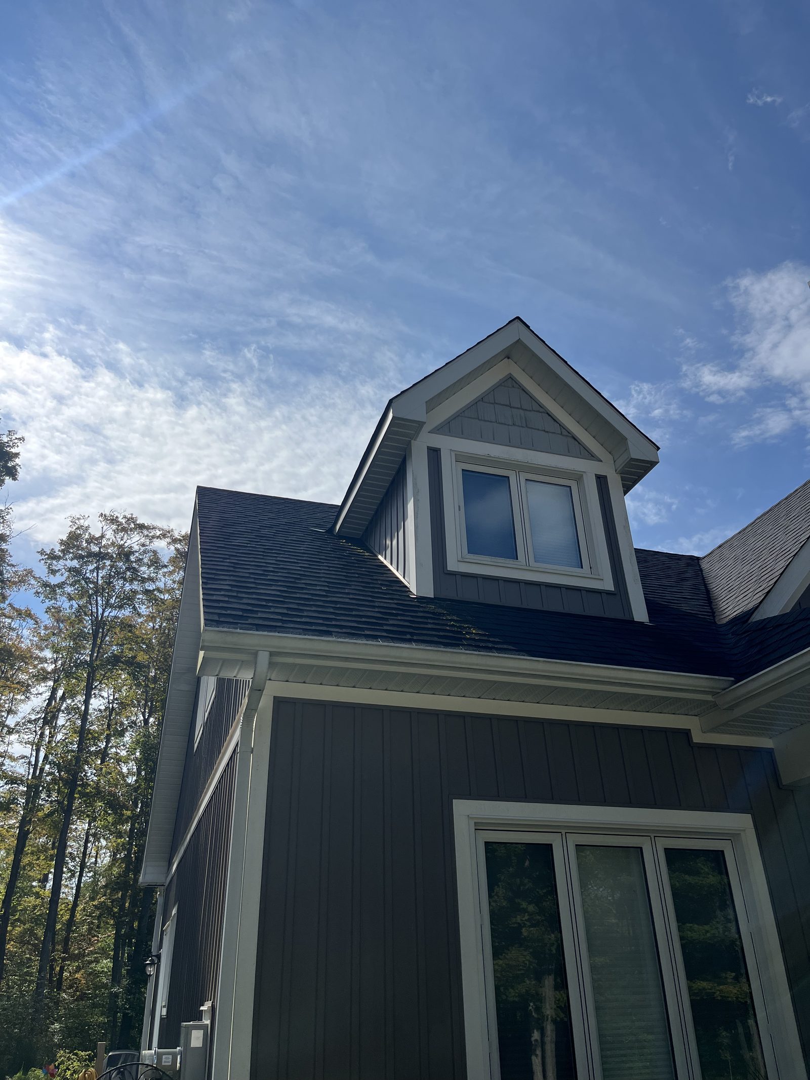 Ontario Window Cleaning crew cleaning windows at a Newmarket home — streak-free, purified-water system.