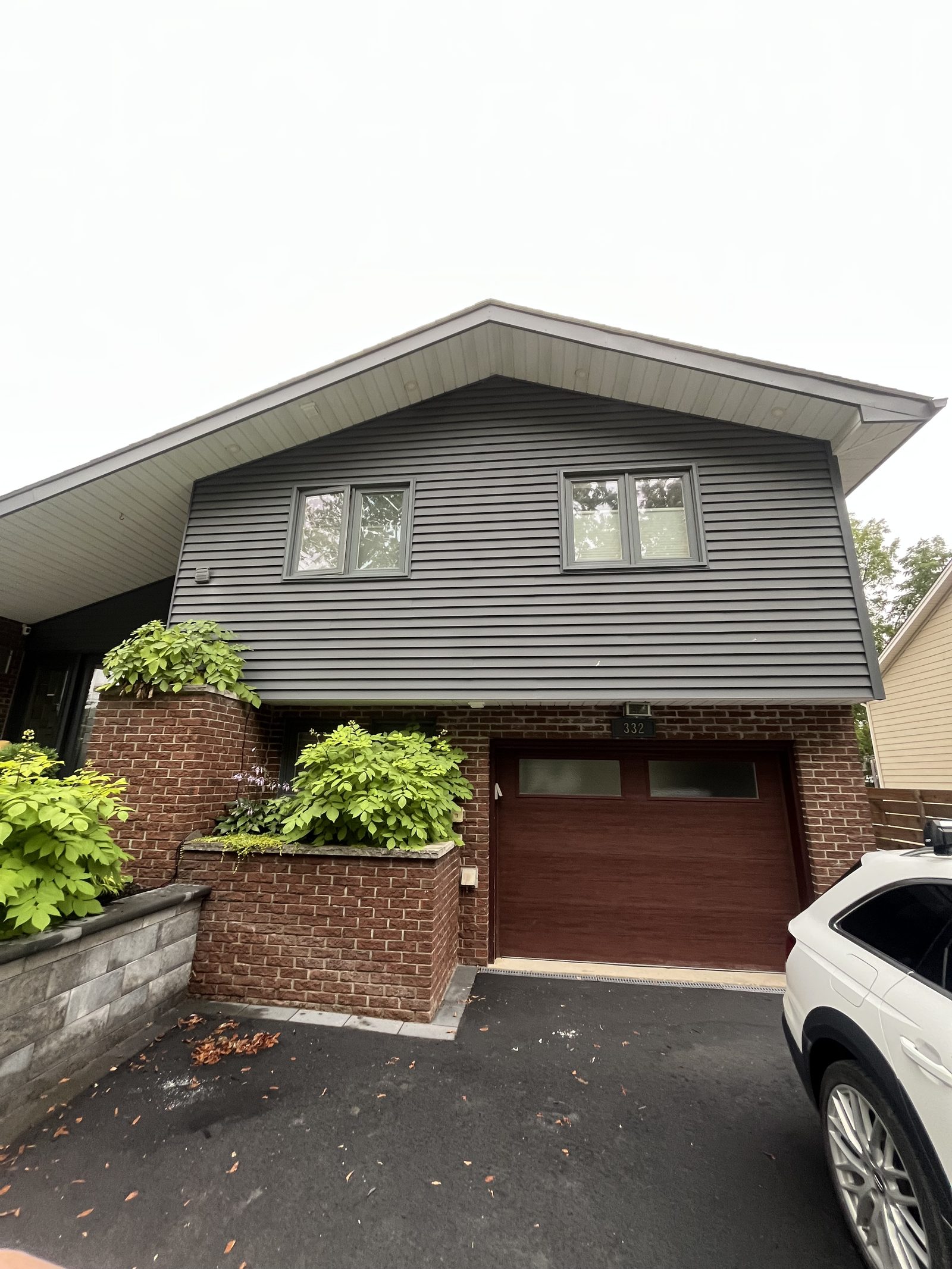 Ontario Window Cleaning crew cleaning windows at a Vaughan home — streak-free, purified-water system.